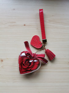 Szívecskés kulcstartó vörös rózsával