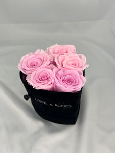 Szív alakú fekete bársony dobozban rózsaszín örökrózsa